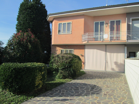 Villa con ampio giardino
