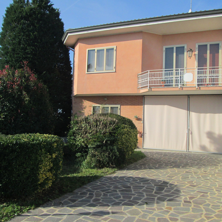 Villa con ampio giardino