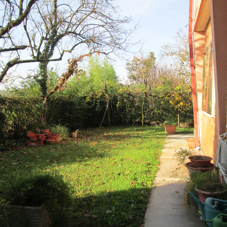 Villa con ampio giardino