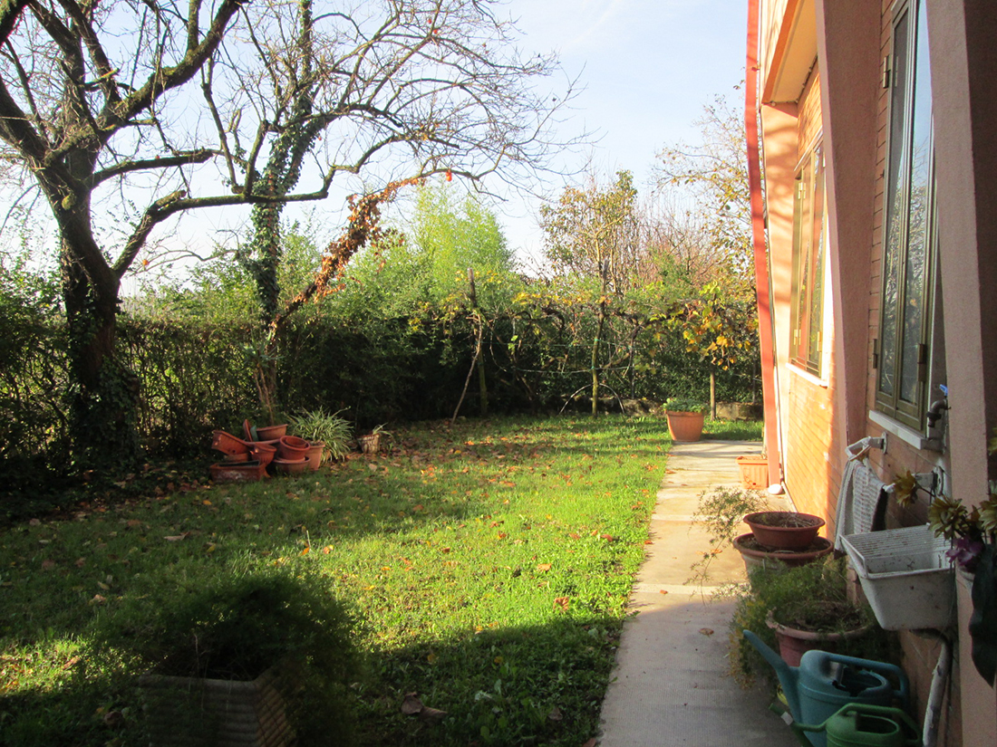 Villa con ampio giardino