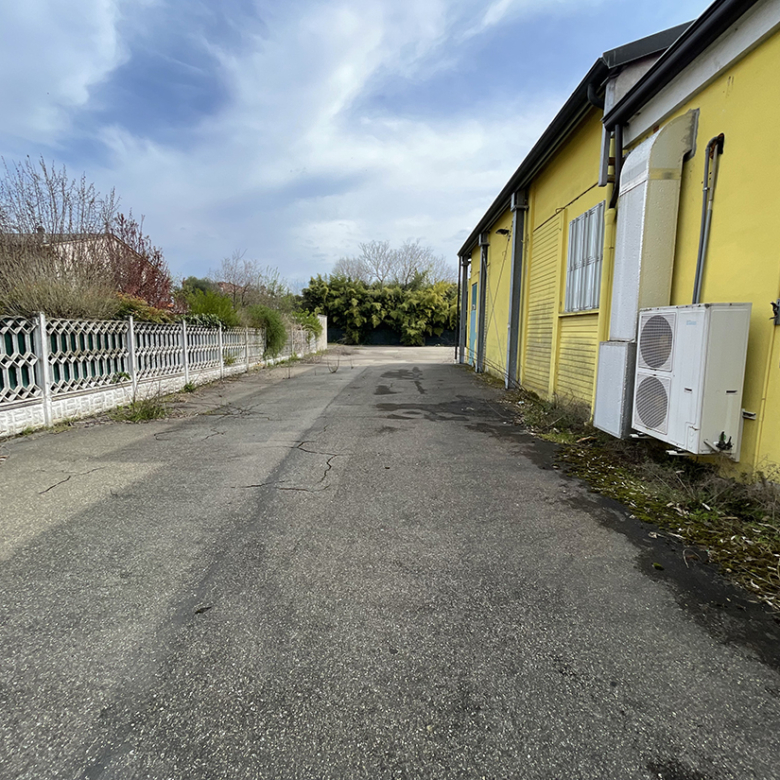 Casalmaggiore ampio negozio con parcheggio