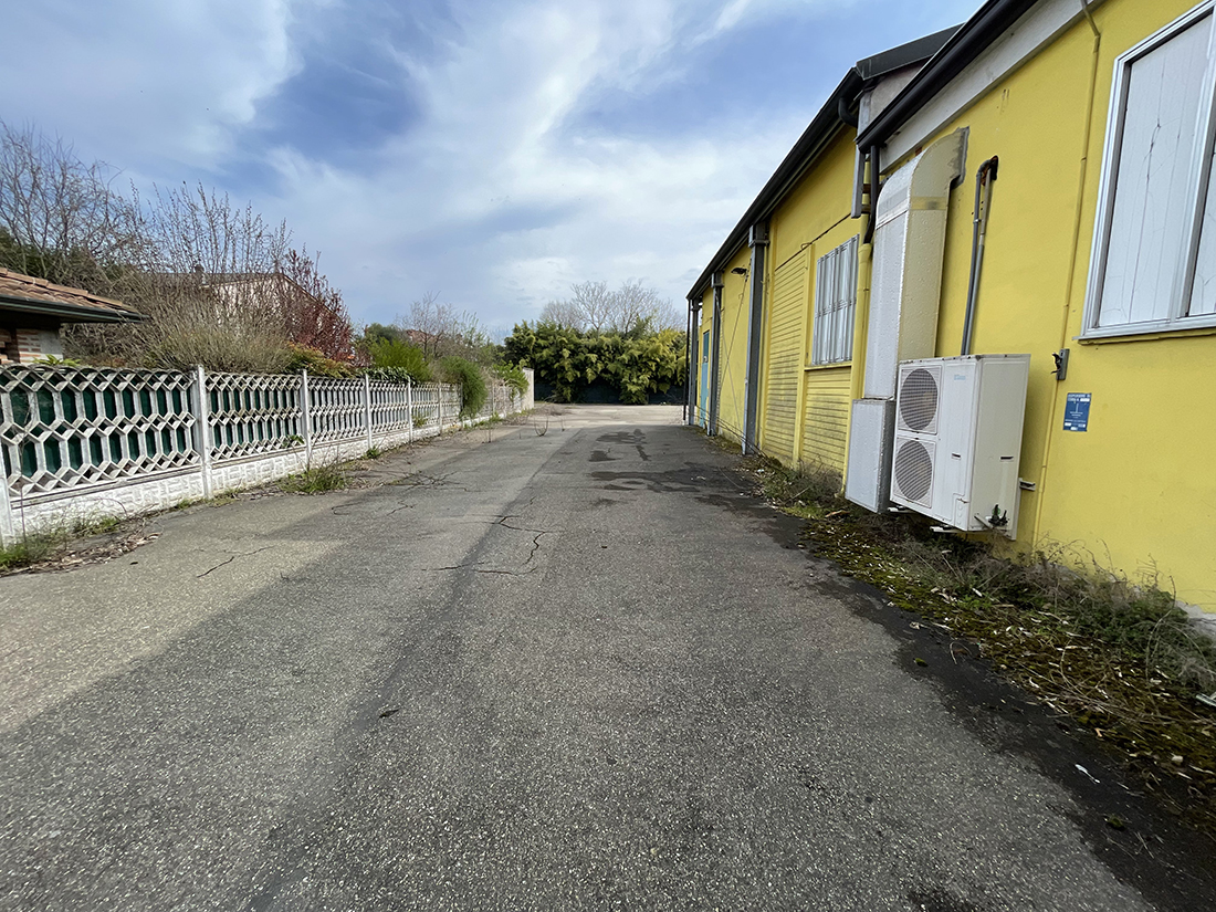 Casalmaggiore ampio negozio con parcheggio