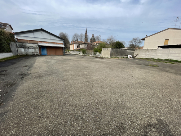 Casalmaggiore ampio negozio con parcheggio