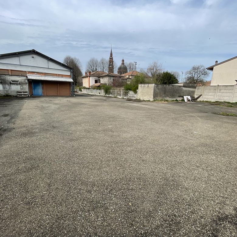 Casalmaggiore ampio negozio con parcheggio