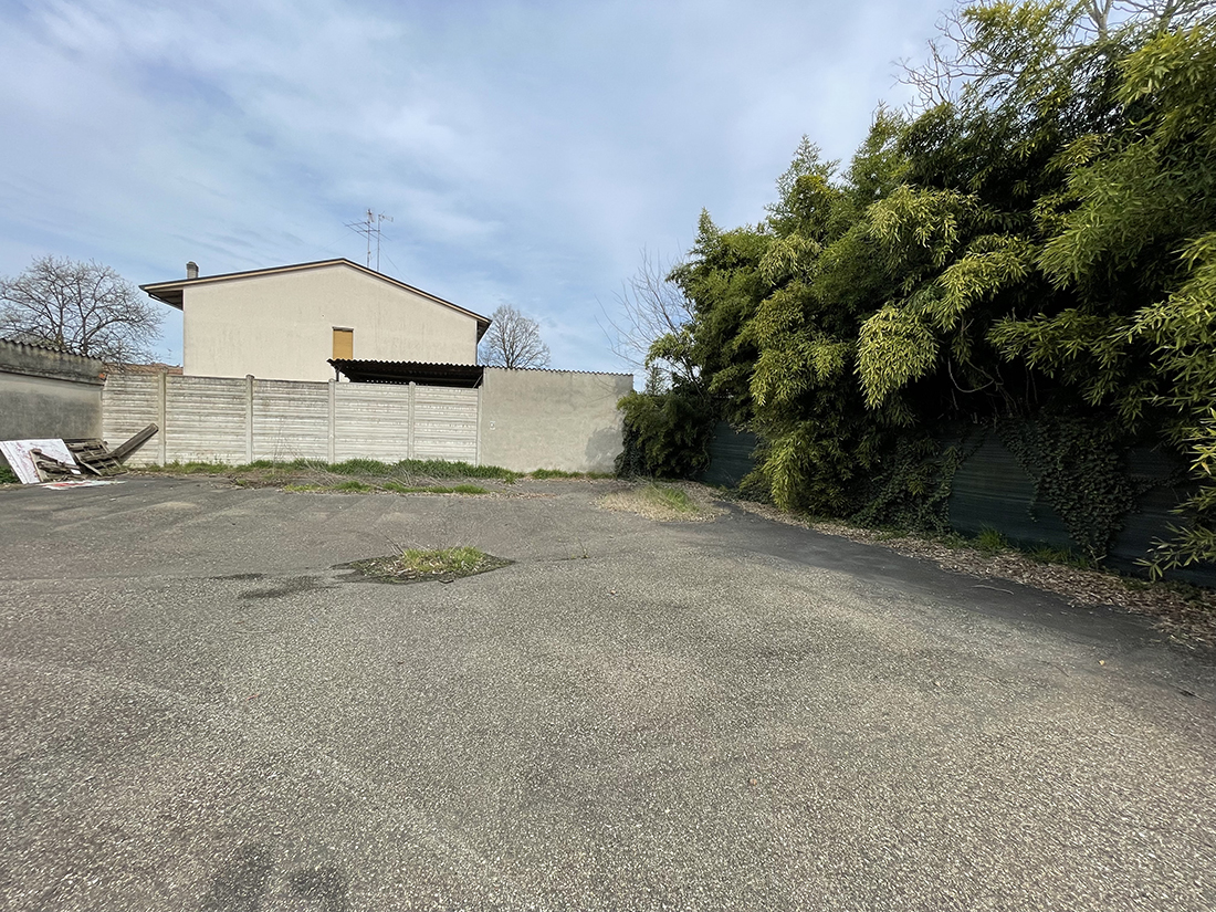 Casalmaggiore ampio negozio con parcheggio