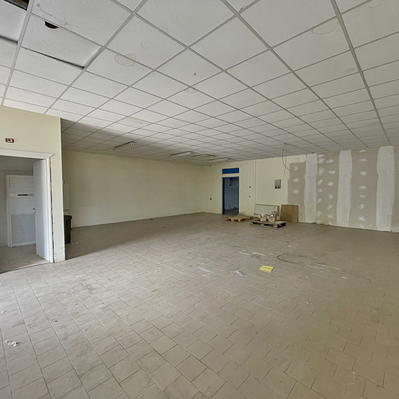 Casalmaggiore ampio negozio con parcheggio