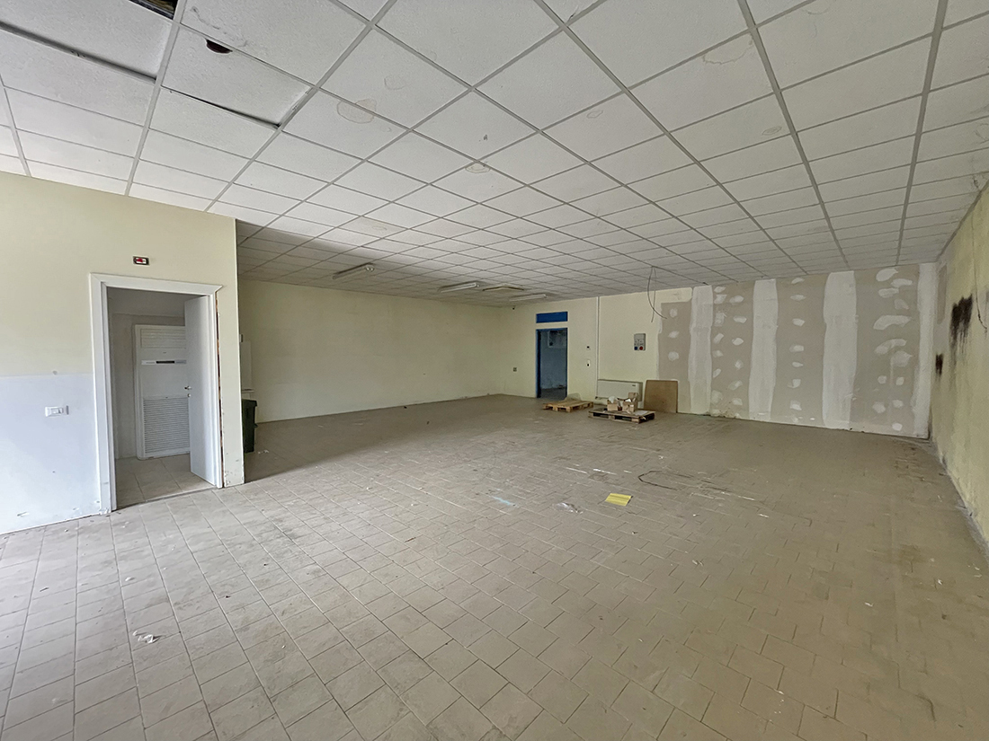Casalmaggiore ampio negozio con parcheggio