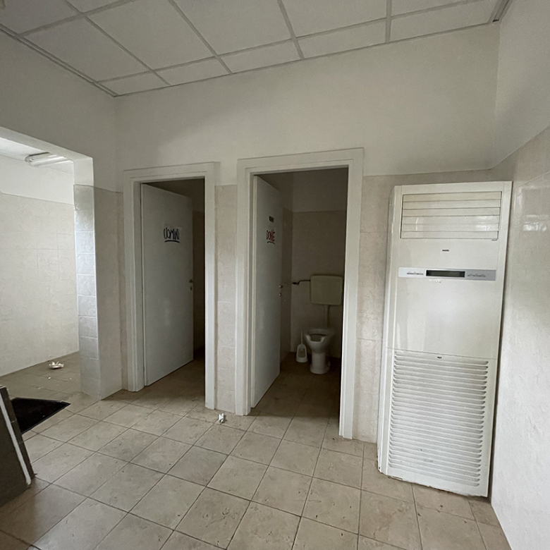 Casalmaggiore ampio negozio con parcheggio