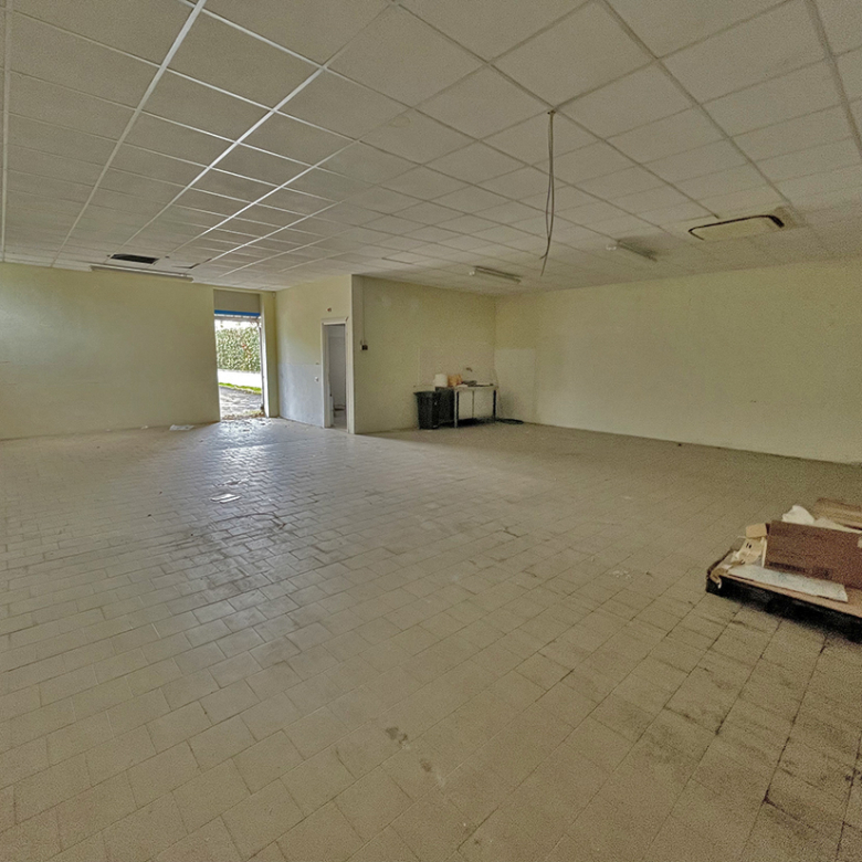 Casalmaggiore ampio negozio con parcheggio