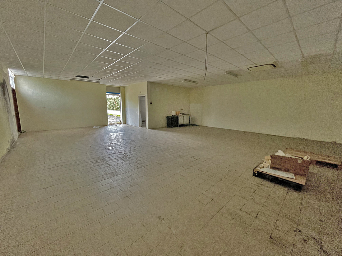 Casalmaggiore ampio negozio con parcheggio