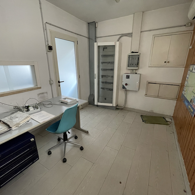 Casalmaggiore ampio negozio con parcheggio