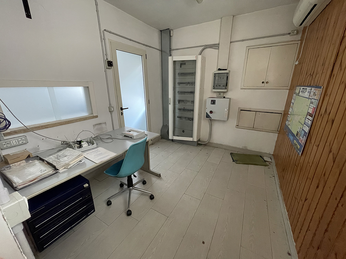 Casalmaggiore ampio negozio con parcheggio