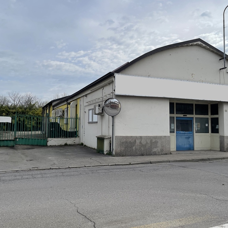 Casalmaggiore ampio negozio con parcheggio