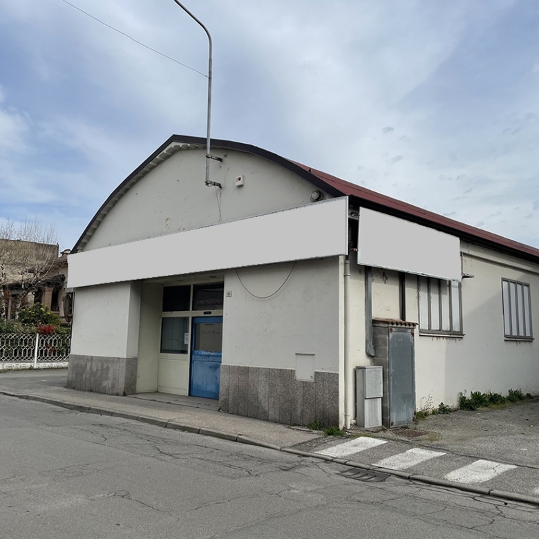 Casalmaggiore ampio negozio con parcheggio