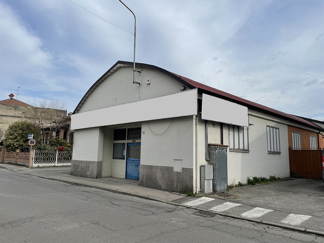 Casalmaggiore ampio negozio con parcheggio