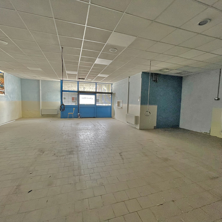 Casalmaggiore ampio negozio con parcheggio