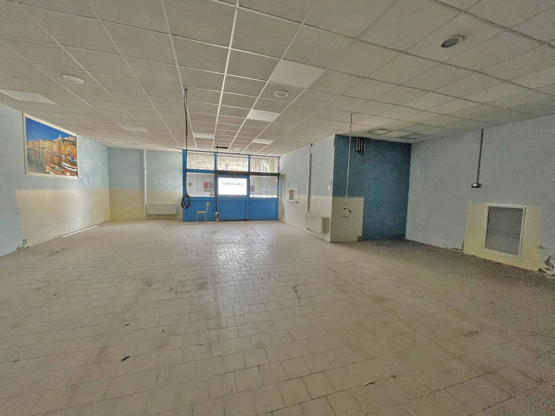 Casalmaggiore ampio negozio con parcheggio