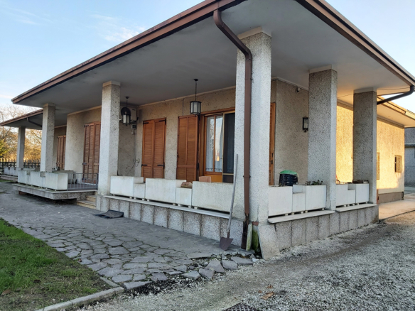 Villa indipendente con adiacente capannone