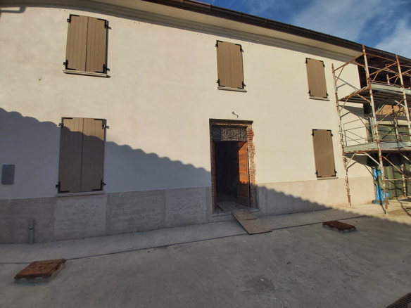 Casa con magazzini